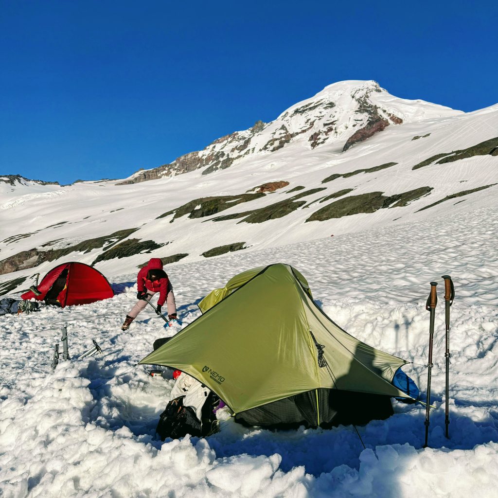 Mt_Baker_Mountaineering_Course_shovel